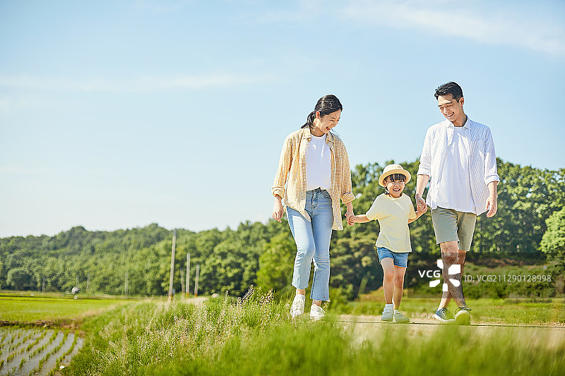乡村道路，快乐的家庭图片素材