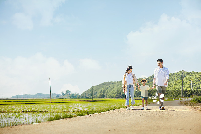 乡村道路，快乐的家庭图片素材
