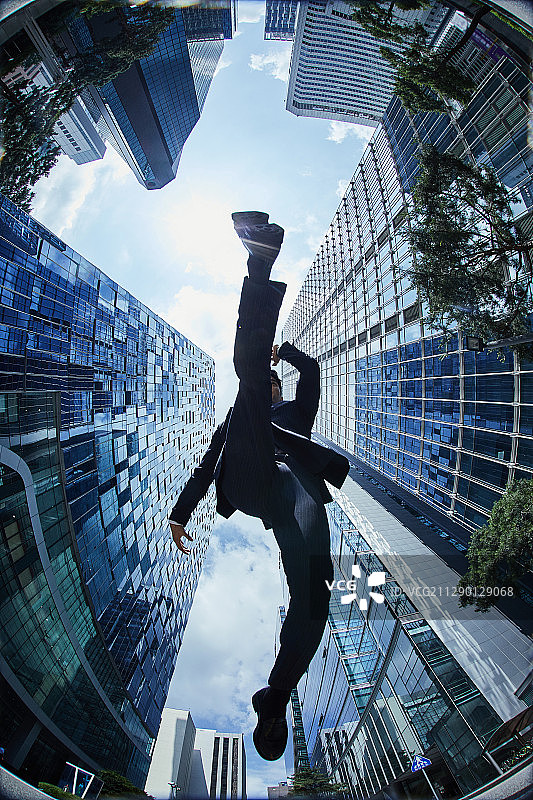 商务：商人，克服危机，挑战，自信，起步，激情图片素材