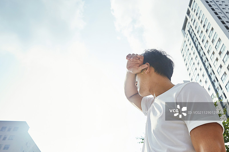 男人，夏天，炎热，汗水图片素材