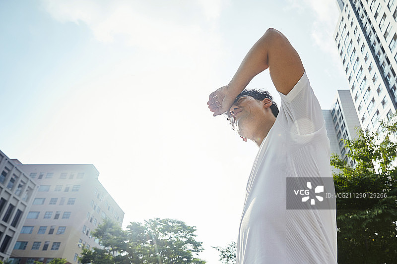 男人，夏天，炎热，汗水图片素材