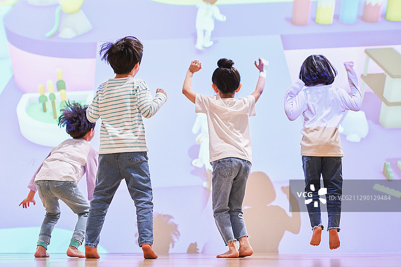 儿童教育幼儿园游戏室男孩女孩跳跃玩耍图片素材