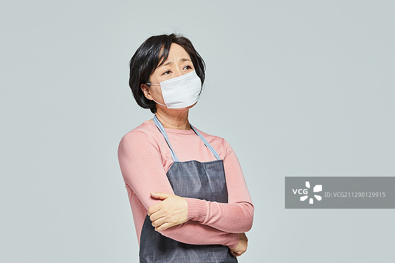 戴面具的50年代焦虑女性商人在市场交易图片素材