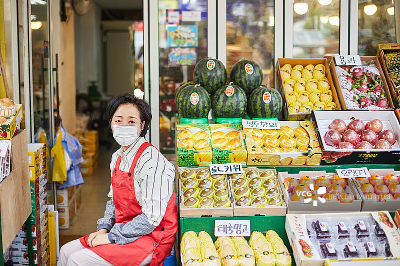 50年代女性蔬菜商贩担忧沮丧失望，受新冠疫情影响图片素材