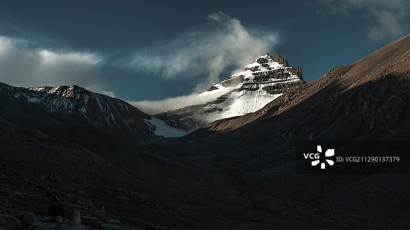 攀越卓玛拉山口图片素材