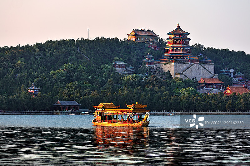 颐和园里的佛香阁图片素材