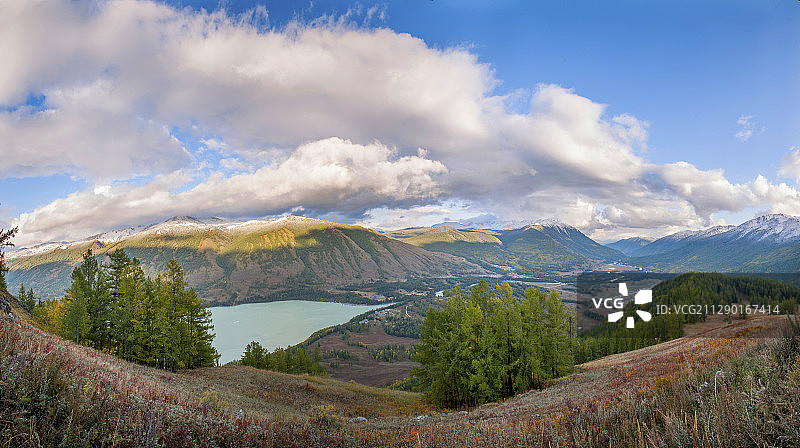 新疆喀纳斯国家地质公园观鱼台山上远眺喀纳斯湖图片素材