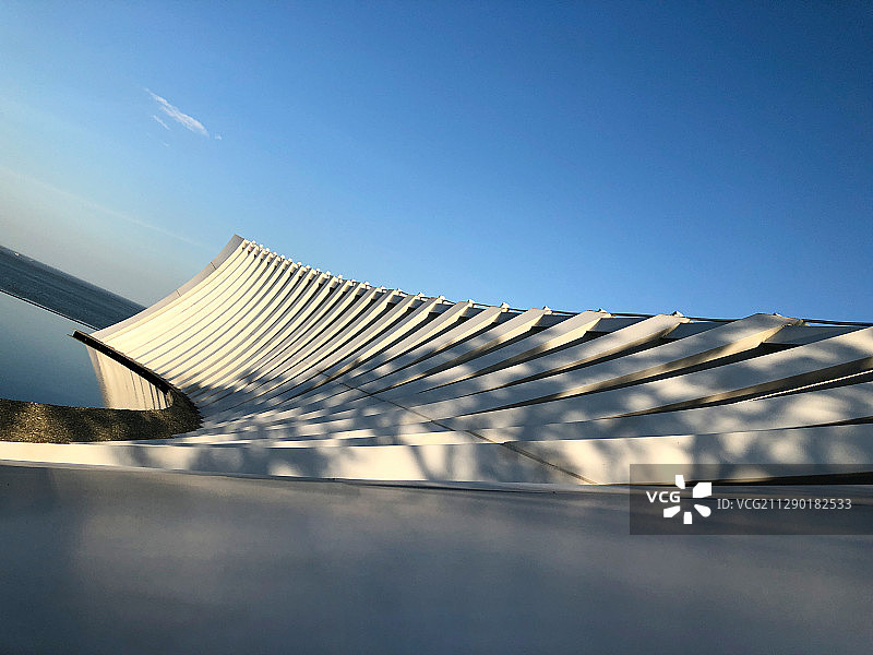 晴天下的现代抽象建筑局部图片素材