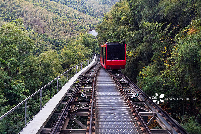 山谷火车轨道树图片素材