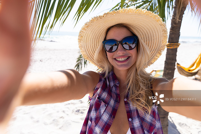在海滩享受时光的白人女性图片素材