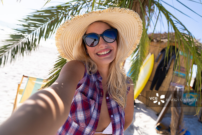 在海滩享受时光的白人女性图片素材