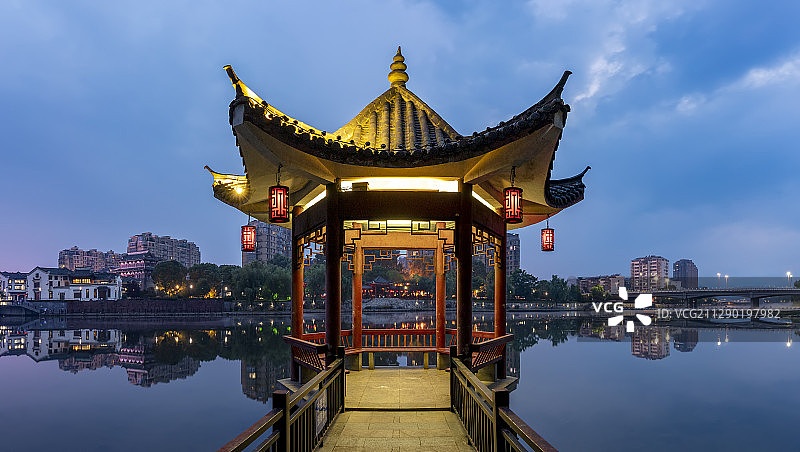 河道上的观景亭蓝调夜景图片素材