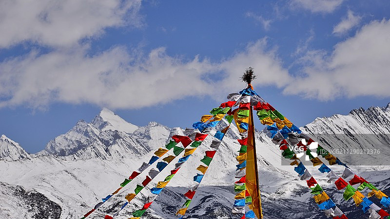 九寨沟-黄龙旅游途中，翻越雪山垭口，岷山主峰雪宝顶下经幡飘扬图片素材