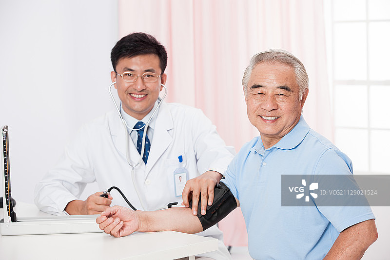 医生给老年人测量血压图片素材