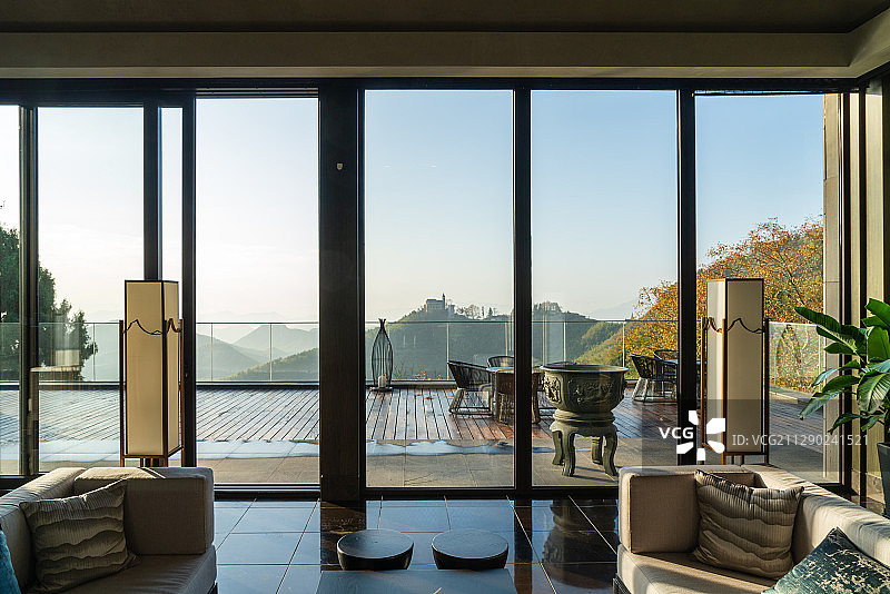 酒店落地门窗山阳台教堂沙发图片素材
