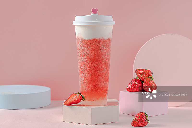 草莓芝士冰激凌奶茶图片素材