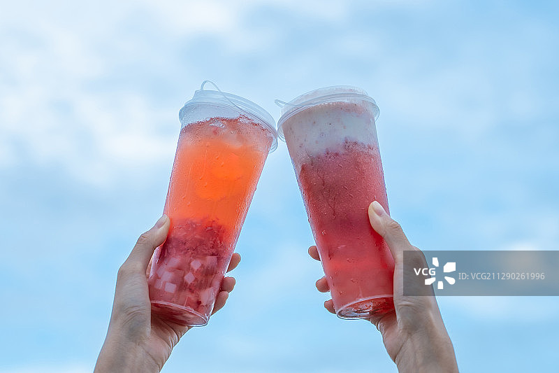 草莓芝士冰激凌奶茶图片素材