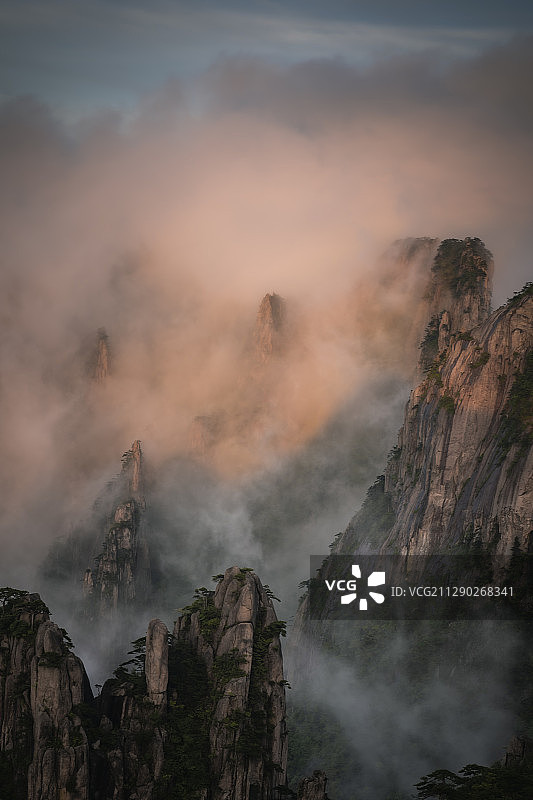 云雾未散尽的夕阳之光图片素材