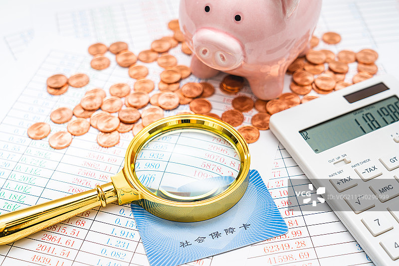 硬币、计算器、放大镜社保卡和药品图片素材