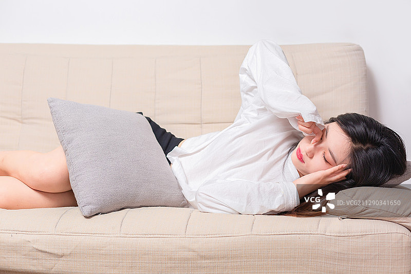 躺在沙发上睡觉的亚洲美女图片素材