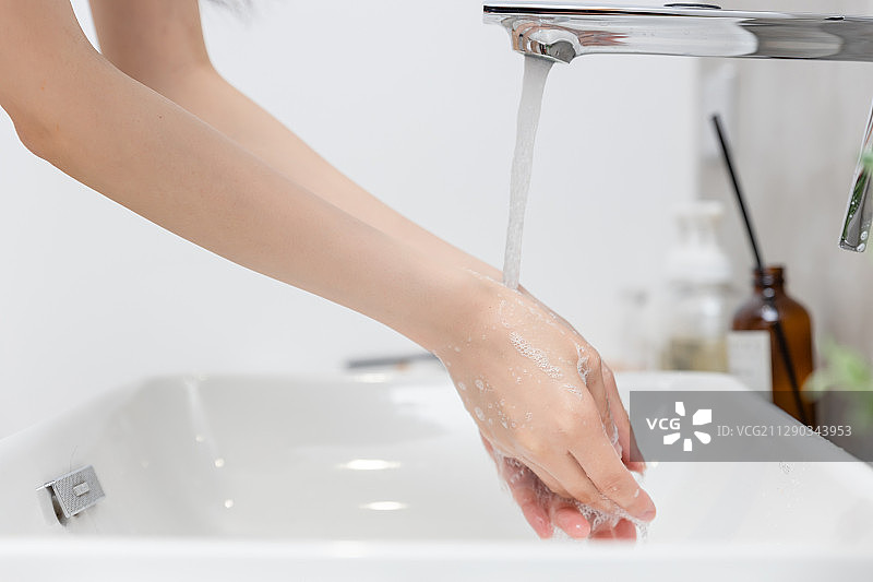 正在洗手的女孩图片素材