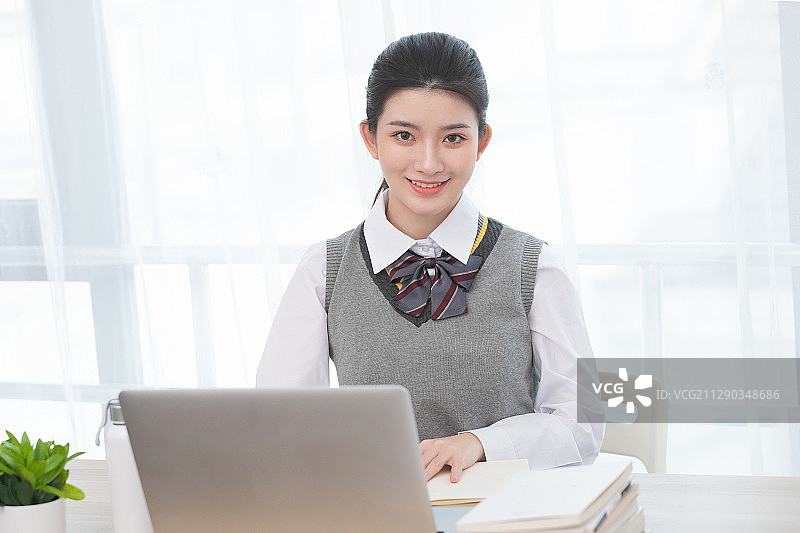 正在使用网络上课的亚洲女学生图片素材