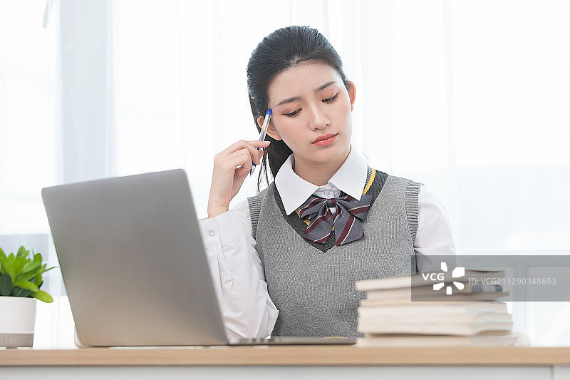 正在使用网络上课的亚洲女学生图片素材