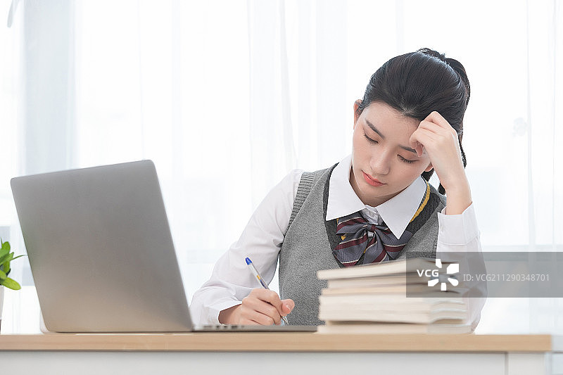 正在使用网络上课的亚洲女学生图片素材