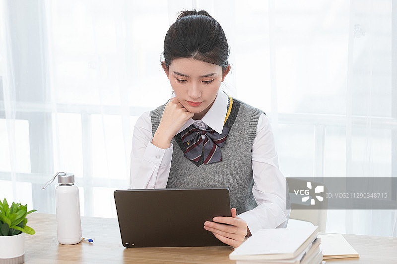 正在使用网络上课的亚洲女学生图片素材