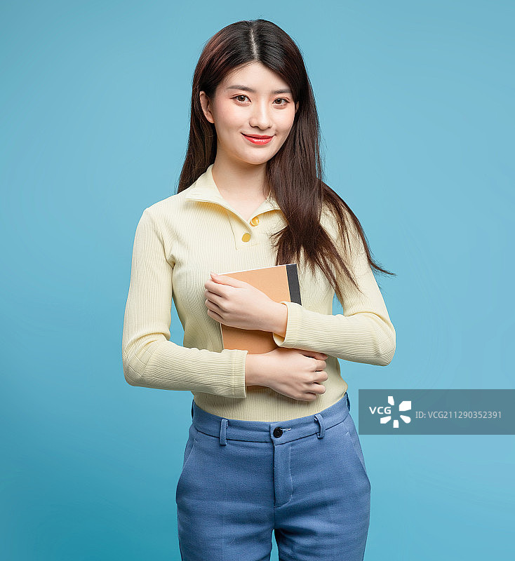 蓝色背景里的亚洲美女图片素材