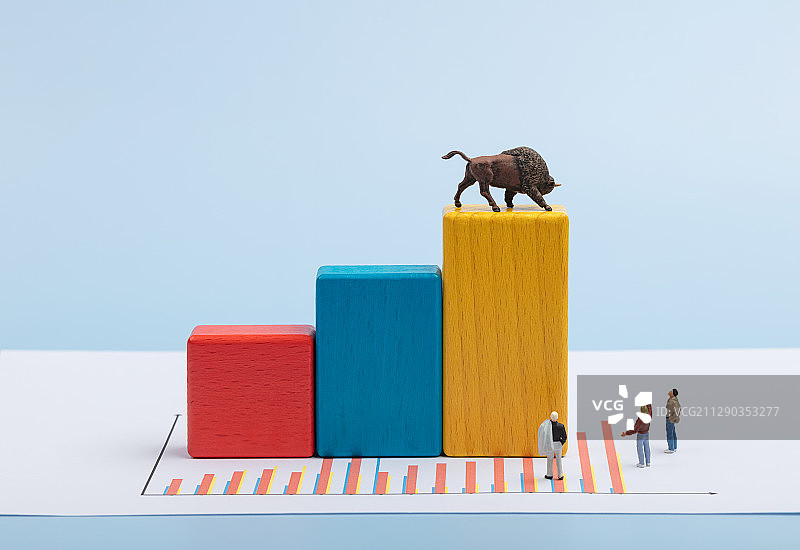 证券股票数据表人群抬头看牛市图片素材