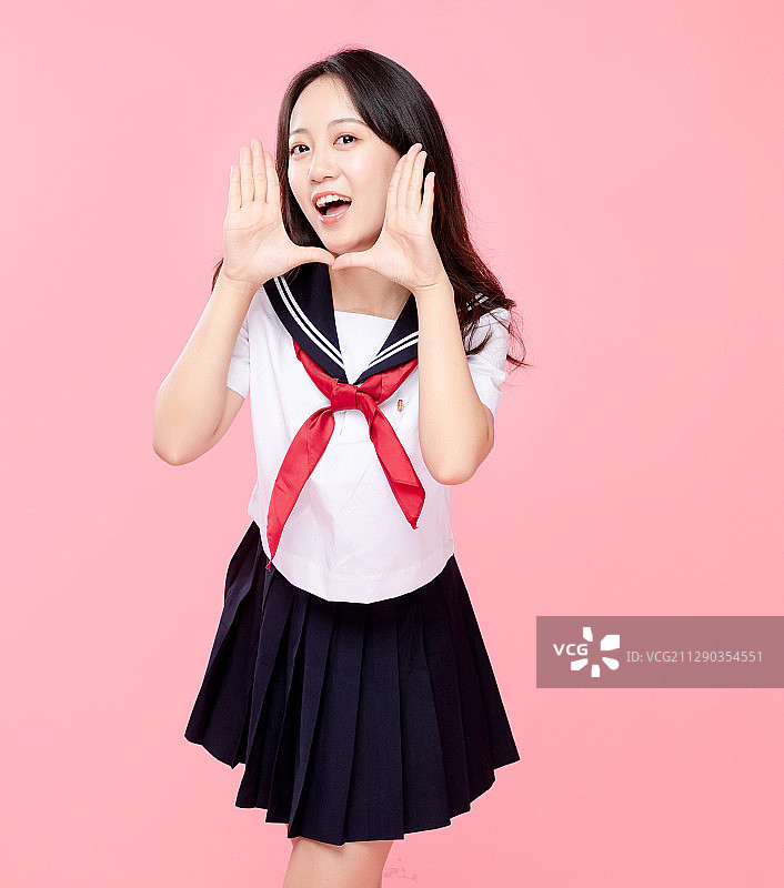 粉红色背景里，正在呐喊的可爱女学生图片素材