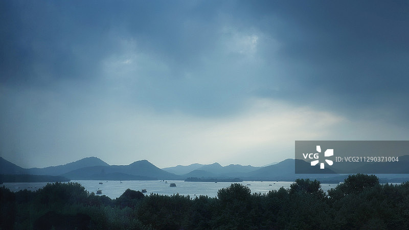 山色空蒙雨亦奇图片素材