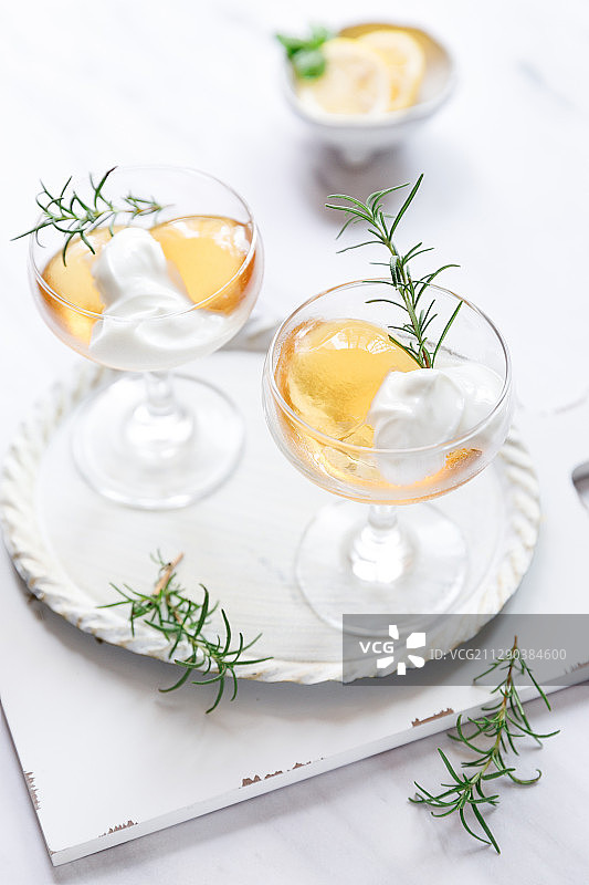 两杯水果果冻图片素材