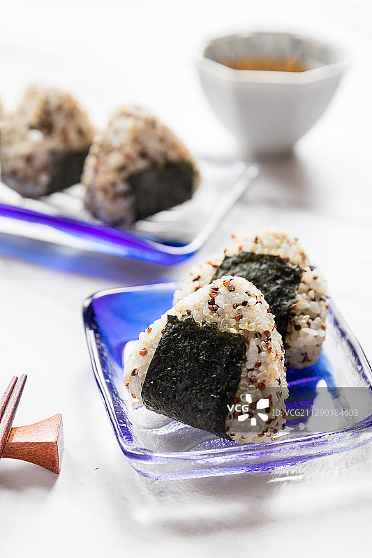 日式便当紫菜藜麦饭团和一杯茶图片素材