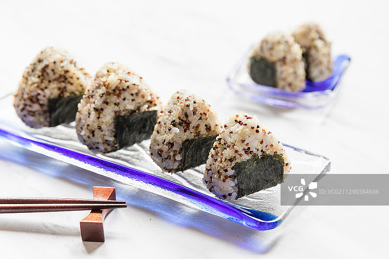 日式便当紫菜藜麦饭团图片素材