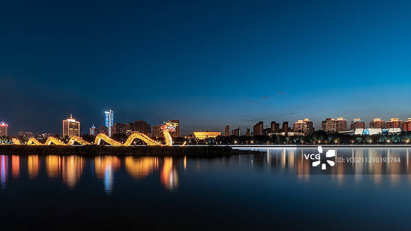 山西省太原市汾河公园龙形照明景观及山西博物院天际线夜景图片素材