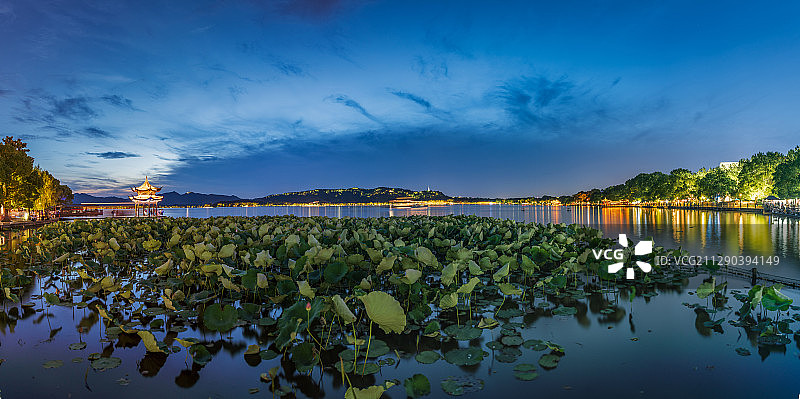 日落后的杭州西湖集贤亭图片素材