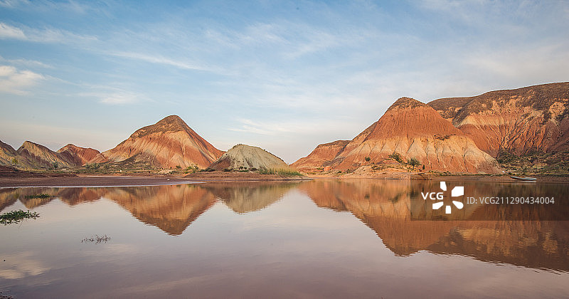 水映丹霞图片素材