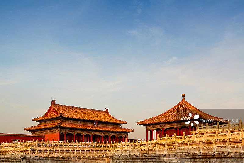 故宫里汉白玉台基上的保和殿与中和殿图片素材