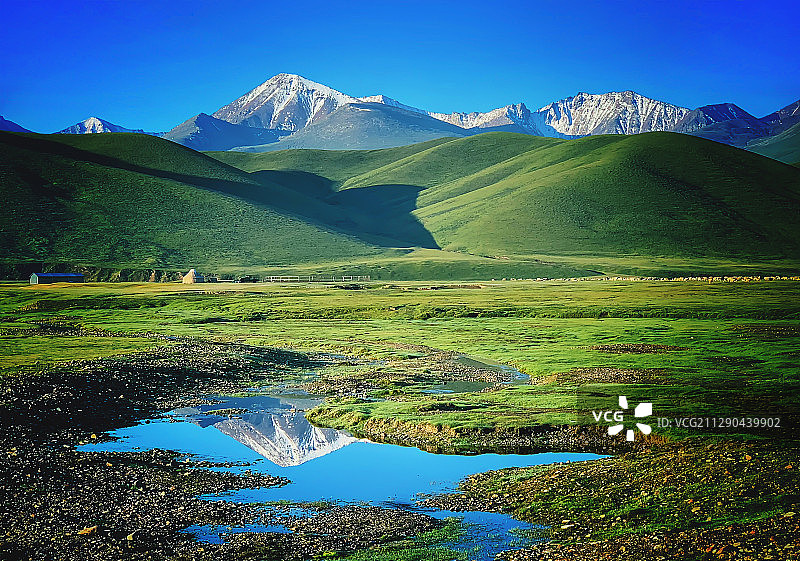 雪山倒影图片素材
