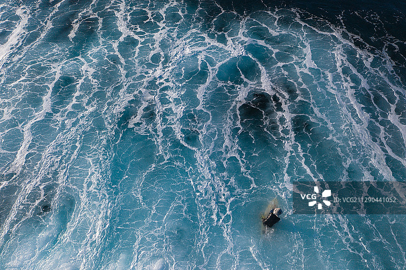 航拍海上的冲浪运动图片素材