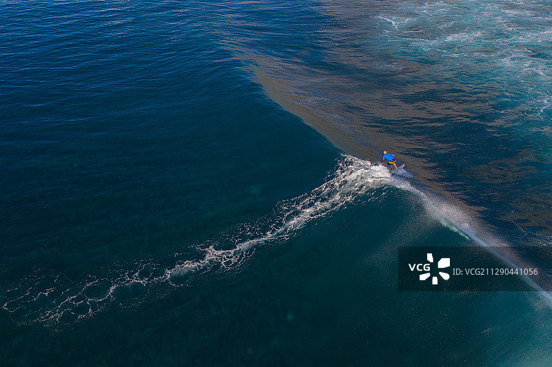 航拍海上的冲浪运动图片素材