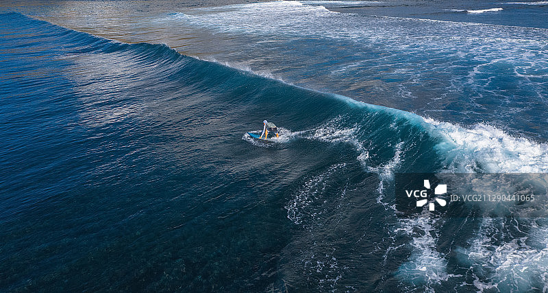 航拍海上的冲浪运动图片素材