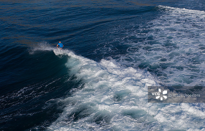 航拍海上的冲浪运动图片素材
