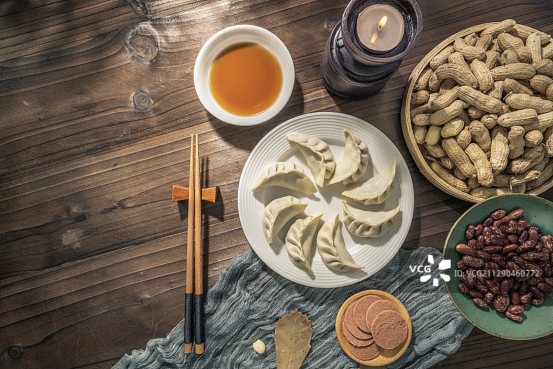 传统木桌摆盘的饺子图片素材