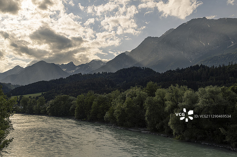 山景与河流和日落图片素材