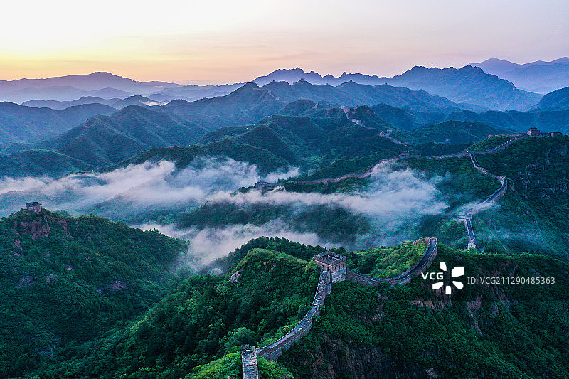 航拍河北省承德市滦平县金山岭长城，雨后清晨。图片素材