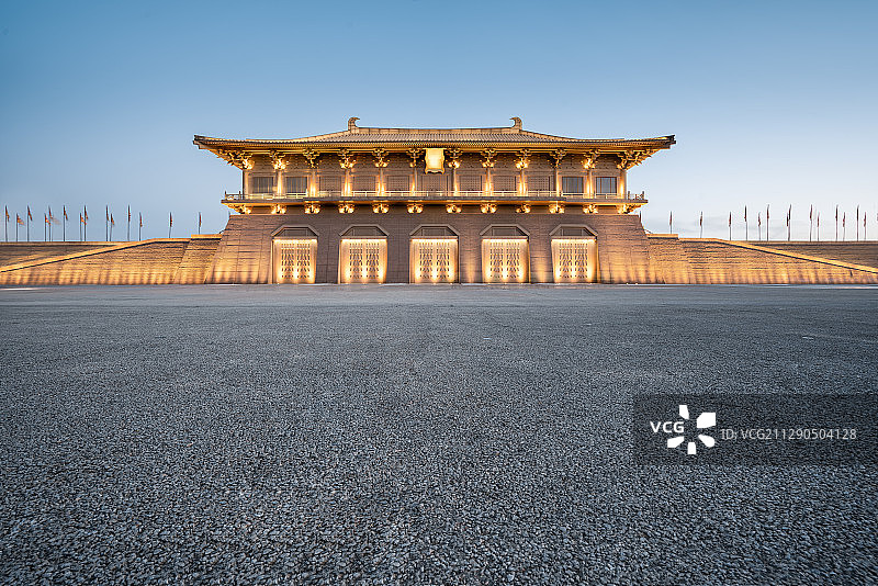 大明宫丹凤门与沥青路面图片素材
