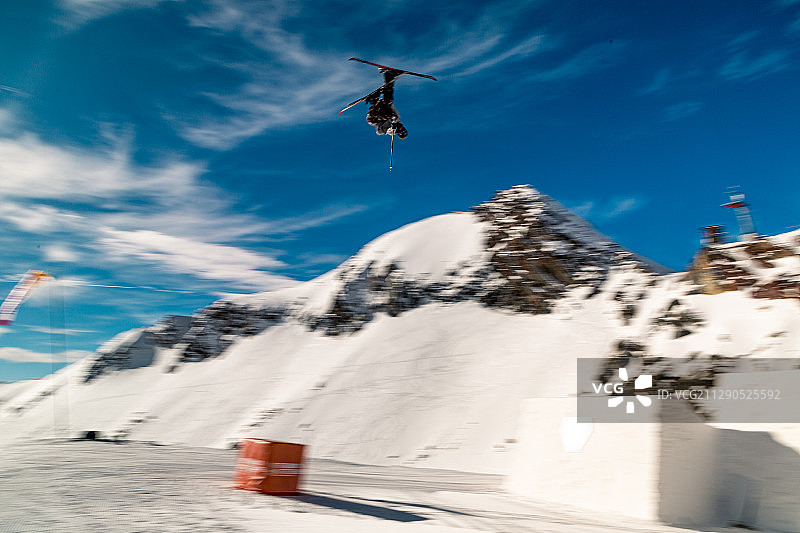 2022年北京冬奥会坡面障碍技巧训练中的滑雪运动员图片素材